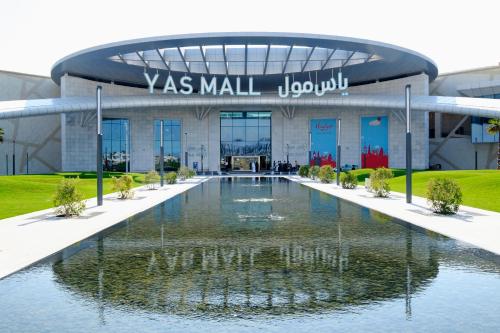 Πισίνα στο ή κοντά στο Luxury Waterfront 3BR, Pool, Canal Views! Yas Island