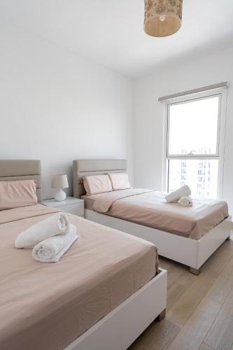 Ένα ή περισσότερα κρεβάτια σε δωμάτιο στο Luxury Waterfront 3BR, Pool, Canal Views! Yas Island