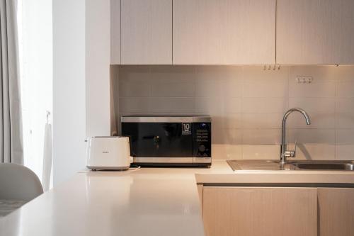 Η κουζίνα ή μικρή κουζίνα στο Luxury Waterfront 3BR, Pool, Canal Views! Yas Island