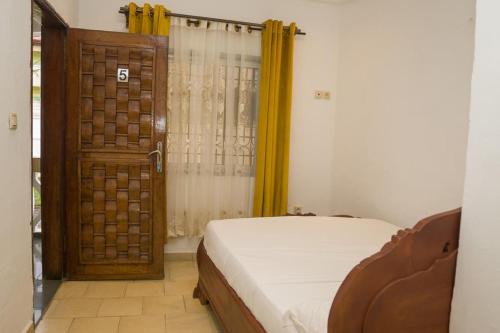 Una cama o camas en una habitación de Luxury Villa AC Ensuite Room 5