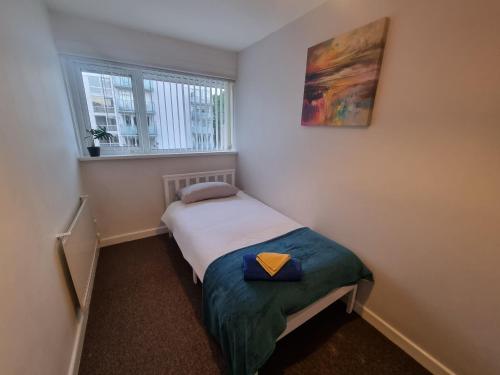 Un pat sau paturi într-o cameră la South Birmingham homestay - near HS2, Solihull, NEC & BHX