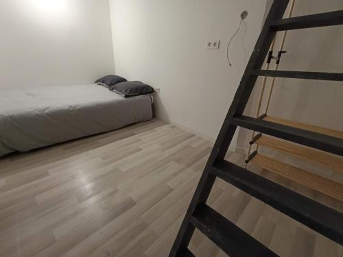 une échelle menant à un lit dans une pièce dans l'établissement Charmant petit duplex en Provence, à Cabasse