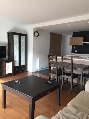 un salon avec une table et des chaises noires dans l'établissement Evasion à la montagne, à Saillagouse