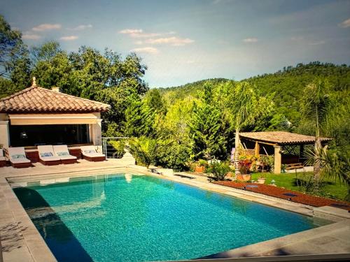 une piscine avec des chaises et un gazebo dans l'établissement Villa Sienna à 10min de Cotignac, à Le Val