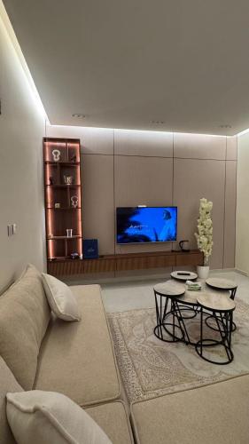 Una televisión o centro de entretenimiento en الريان