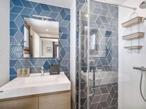 une salle de bain avec un lavabo blanc et un miroir dans l'établissement Appartement 4 adultes-2 enfants, proche pistes, 3 ch, cheminée, parking, Courchevel Moriond - FR-1-563-147, à Courchevel