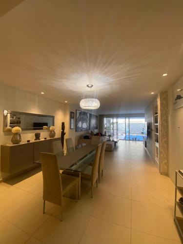 Posezení v ubytování Luxurious 3 Bedroom with POOL