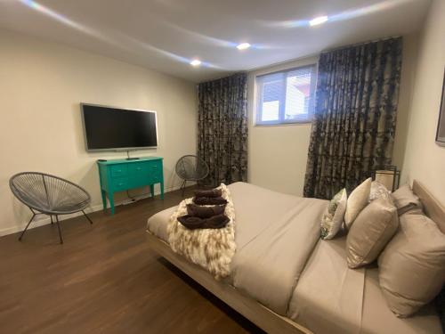 TV a/nebo společenská místnost v ubytování Luxurious 3 Bedroom with POOL