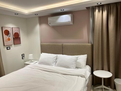 Un dormitorio con una cama blanca y una ventana. en MTMZ B - 3 BDR Apartment - By Kemetland, en Seis de Octubre