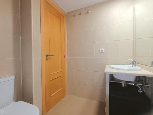 ein Badezimmer mit Toilette und Waschbecken in der Unterkunft Ayf 200m del mar 2 piscinas, pista de padel y gym in Oropesa del Mar