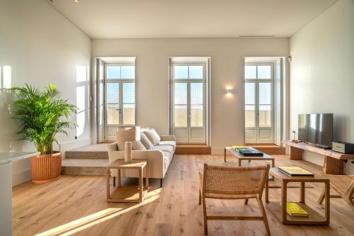 a living room with a couch and a tv at EDiTiON 147 - Luxury Housing in Porto