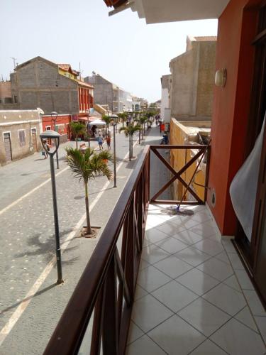 a balcony with palm trees on a city street at Central Apartamento Fogo 101 in Santa Maria