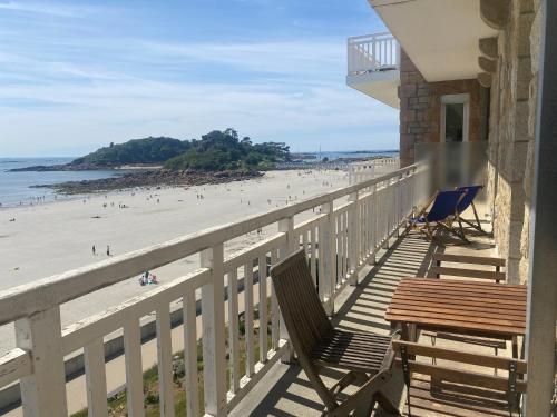 a balcony with chairs and a view of the beach at Résidence Le Celtic in Trébeurden