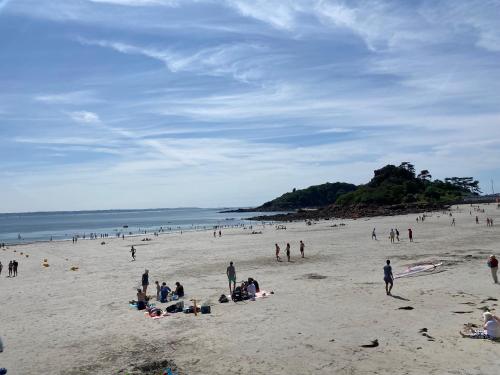 un grande gruppo di persone su una spiaggia di Résidence Le Celtic a Trébeurden