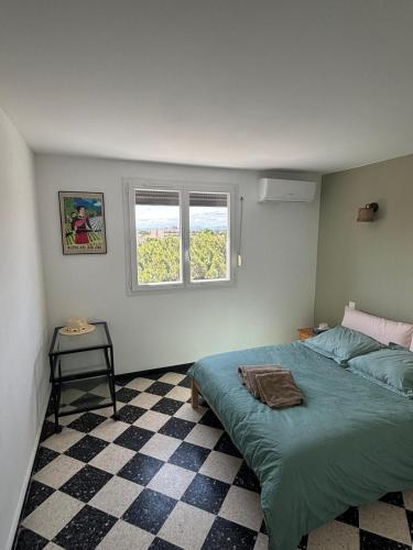 une chambre avec un lit et deux fenêtres dans l'établissement Appart 5 personnes proche de la mer, à Canet