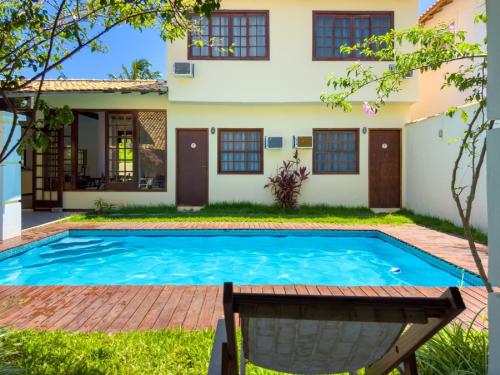 Pousada vila Riveira في بوزيوس: حمام سباحة أمام منزل