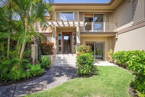 una casa con un sentiero che porta alla porta d'ingresso di 3BD Ke Alaula (210B) Villa at Hualalai Resort a Kukio
