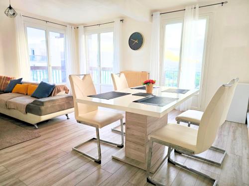 un salon avec une table, des chaises et un canapé dans l'établissement Doudoute premium home, à Perpignan