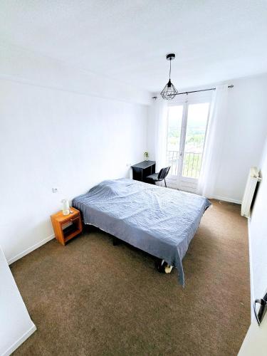 une chambre avec un lit, un bureau et une fenêtre dans l'établissement Doudoute premium home, à Perpignan