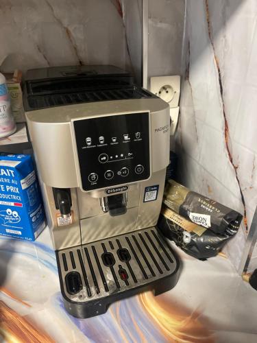 une cafetière assise au-dessus d'un comptoir dans l'établissement Paris roquette appartement 1 chambre, à Paris