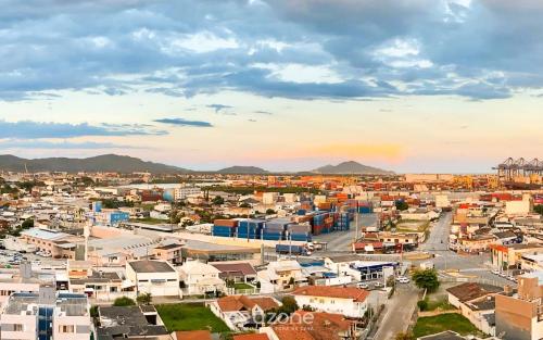 an aerial view of a city at sunset at Lindo Apartamento em Itajaí CTP1103 in Itajaí