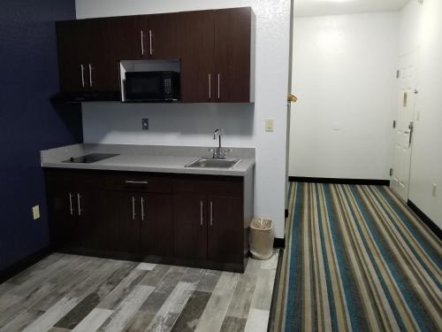 Η κουζίνα ή μικρή κουζίνα στο HomeBridge Inn and Suites