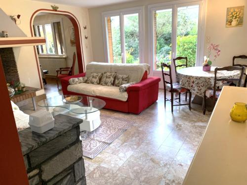 un salon avec un canapé rouge et une table dans l'établissement T3 dans villa 