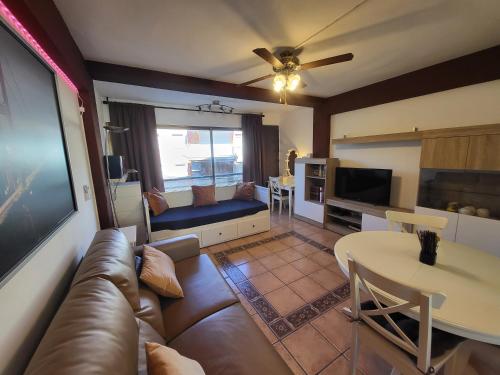a living room with a couch and a table at Aparta o aporta in Salou