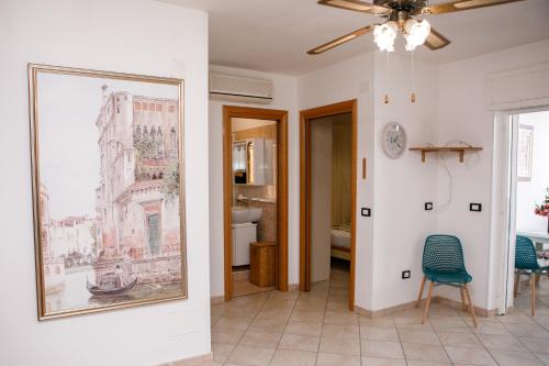 a living room with a painting on the wall at Appartamento LUX in Scalea