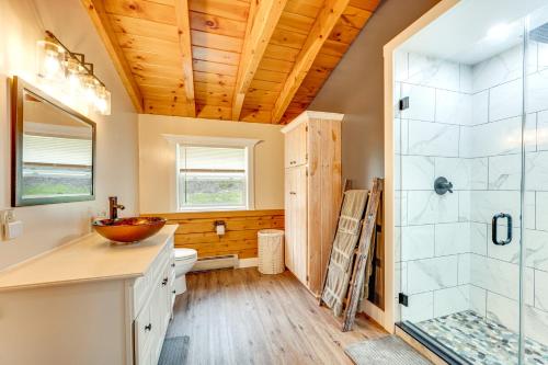 Bilik mandi di 8 Mi to Kingdom Trails Spacious Home with Game Room