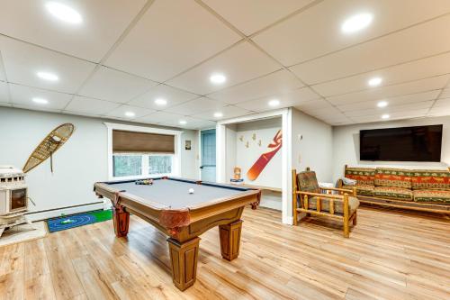 Meja biliard di 8 Mi to Kingdom Trails Spacious Home with Game Room