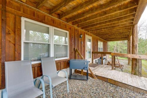 Balkoni atau teres di 8 Mi to Kingdom Trails Spacious Home with Game Room