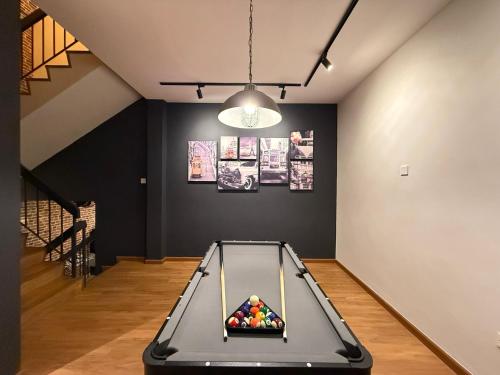 Τραπέζι μπιλιάρδου στο Galaria3 18PX 4BR NearTc, DinosaurLand, PS4, Netfx