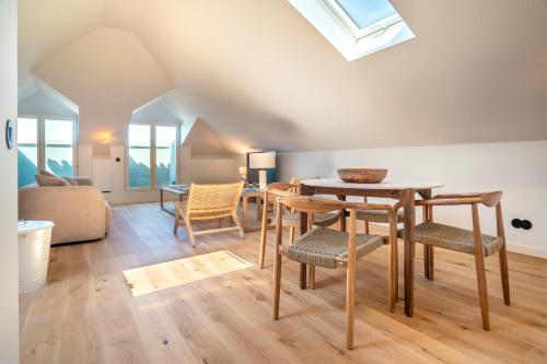 a living room with a table and chairs and a couch at EDiTiON 147 - Luxury Housing in Porto