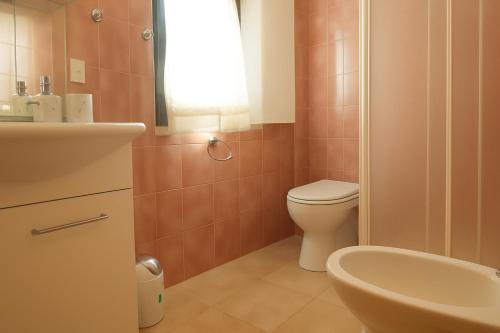 a bathroom with a toilet and a sink at Villa Panoramica Vista Mare in Capitana