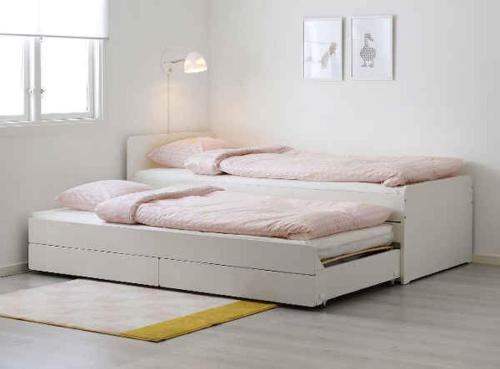 trois lits dans une chambre blanche avec des draps roses dans l'établissement 4 min walk to metro, 3 bedrooms &Salon, La Défense, à Courbevoie