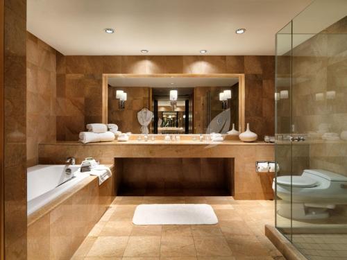 ビクトリアにあるイン アット ローレル ポイントの浴槽、洗面台、トイレを備えたバスルーム