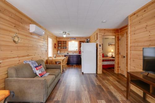 Gallery image of Fish, Boat, Hike Cabin Near Greers Ferry Lake in Higden