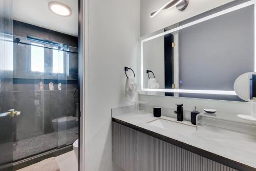 Bilik mandi di Stunning 4BR Penthouse Ocean & Golf Views Wyndham Residence
