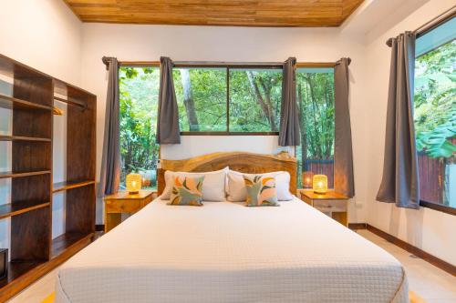 Una cama o camas en una habitación de 7BR Villa with Pool, Cold Plunge, and Prime Location