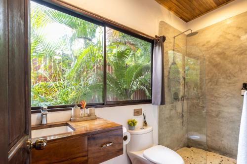 Un baño de 7BR Villa with Pool, Cold Plunge, and Prime Location