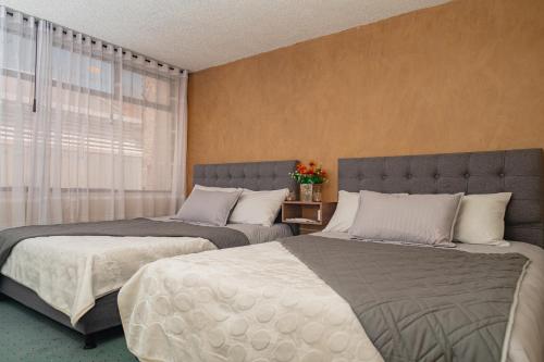 Postel nebo postele na pokoji v ubytování Innovar Casa Hostal