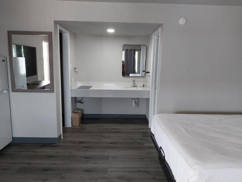 Postel nebo postele na pokoji v ubytování Gateway Inn