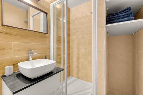 a bathroom with a sink and a shower at LA DUNE - Gare Matabiau - PARKING & WIFI in Toulouse