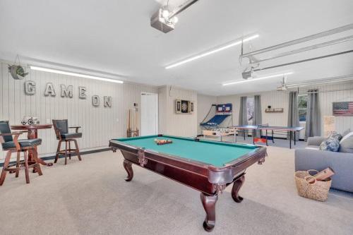 Biliár nebo kulečník v ubytování 8 Br Sleeps 24 Hot Tub Game Room Dog Friendly