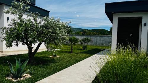 Κήπος έξω από το Villa LUSSO
