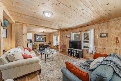 a living room with a couch and a tv and a table at Downtown Mentone - Baileys Bungalow in Mentone