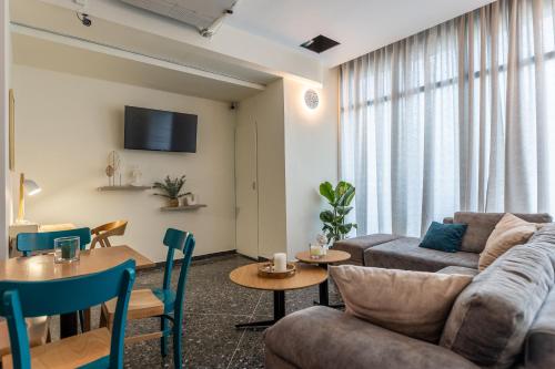 una sala de estar con un sofá y una mesa en Nobia 3, en Atenas