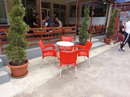 a table and chairs in front of a restaurant at Apartmani Kovačević MKM Banja Vrujci in Gunjica