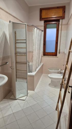 Ένα μπάνιο στο b&b THE WORLD